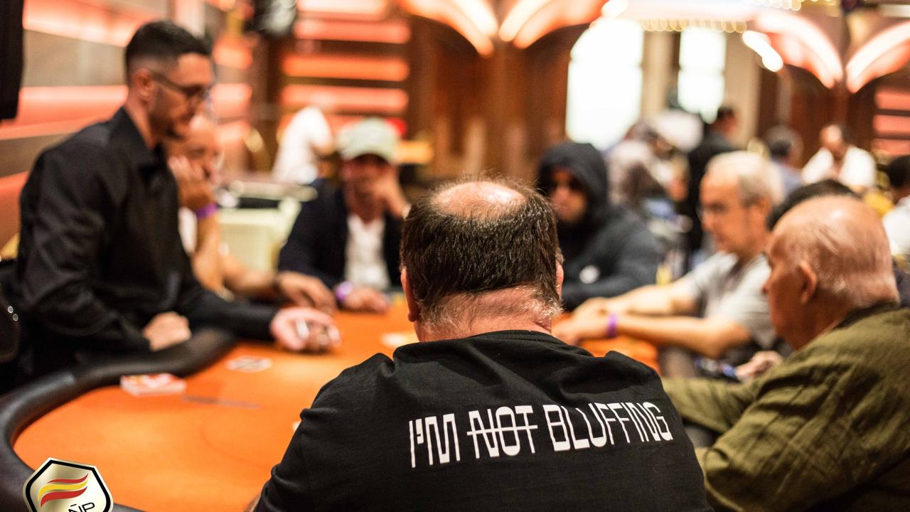 Descanso de la cena en el Día 1B del Main Event