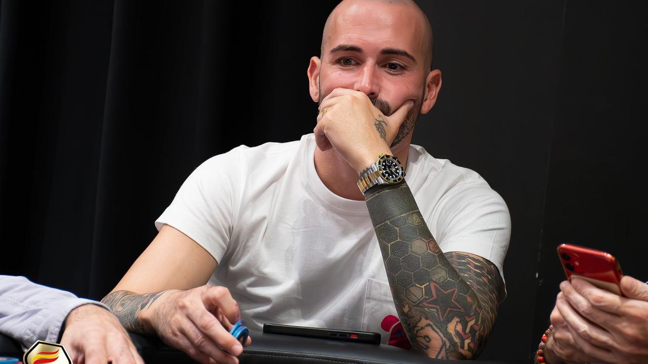 Aleix Vidal se deshincha con un cooler en contra