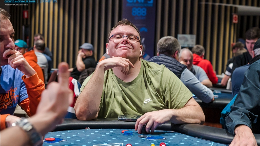 Alberto Tendero 'Beto' se lleva por delante a Miguel Mr.Boom