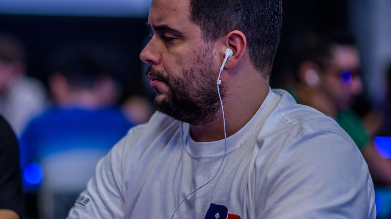 Javi Fernández también maneja un buen stack en este comienzo de día 1B