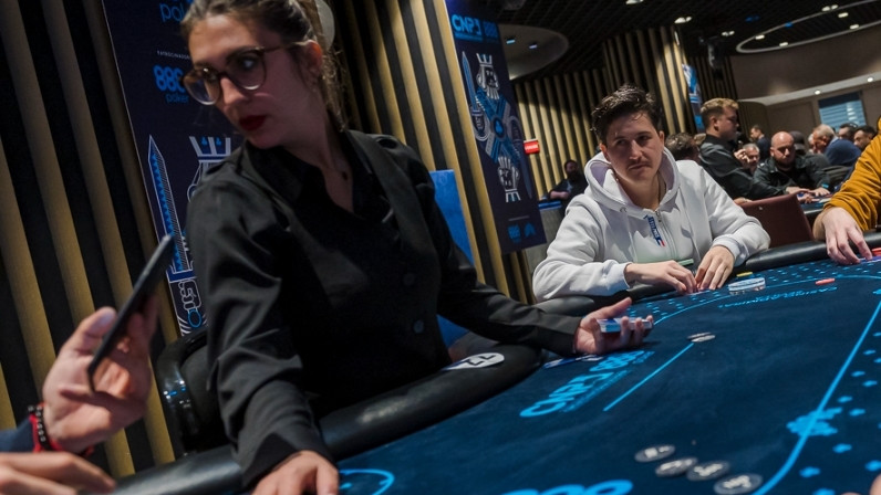 La batalla de gallos entre Antonio Rodríguez 'satercito90' y Manuel Cortada 'Fairy Verde' acaba con el 2º 'enterrando' al 1º