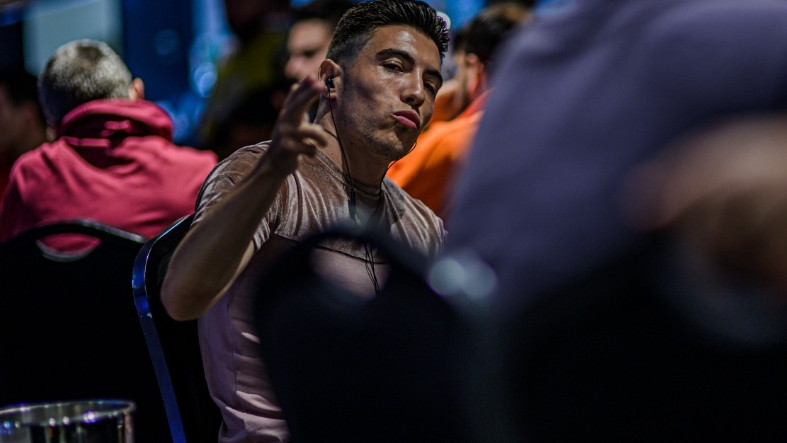 Iñigo Naveiro pasa por el cajero