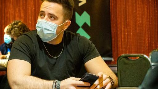 Adrián Viñuela, que busca el back-to-back en Murcia, empieza el Main Event doblando su stack 