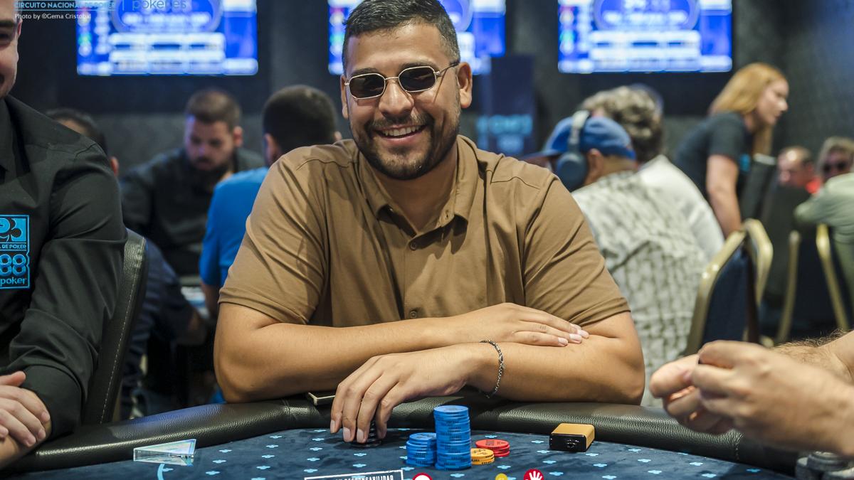 Omar del Pino se triplica en la primera mano del torneo.