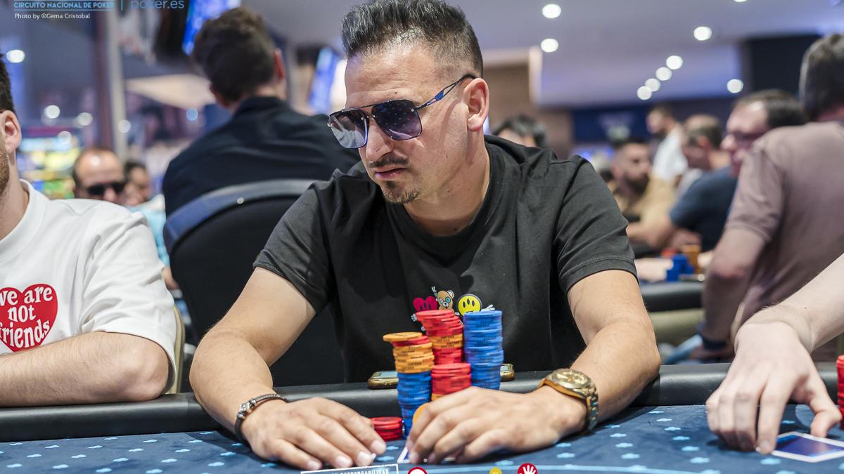 Farol macabro de Salvador Fernández, que se pone chipleader.