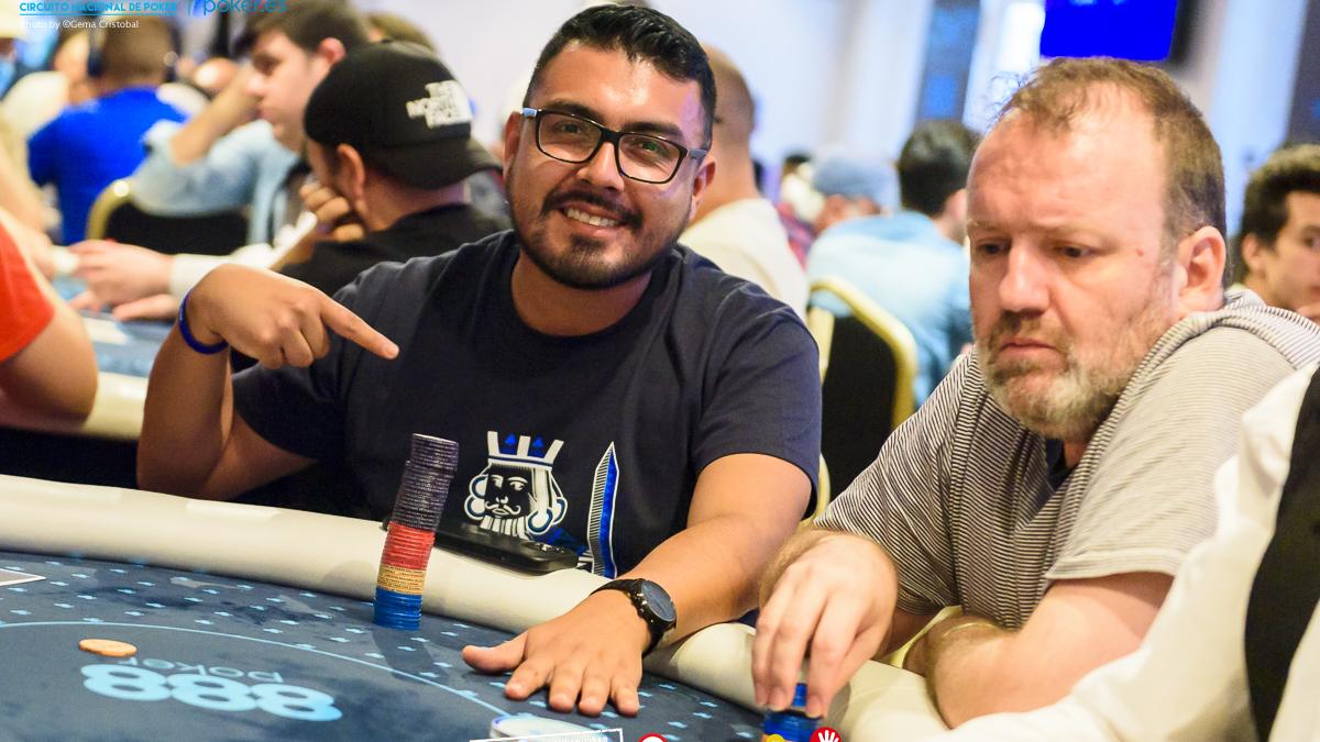 Sergio Serrano poniendo en juego su torneo 