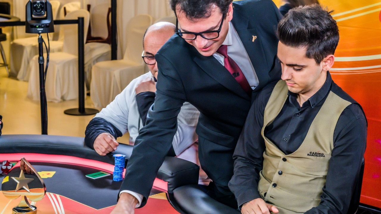 El Corte de Honor a cargo de Joan Felip, Poker Manager de Casino Peralada