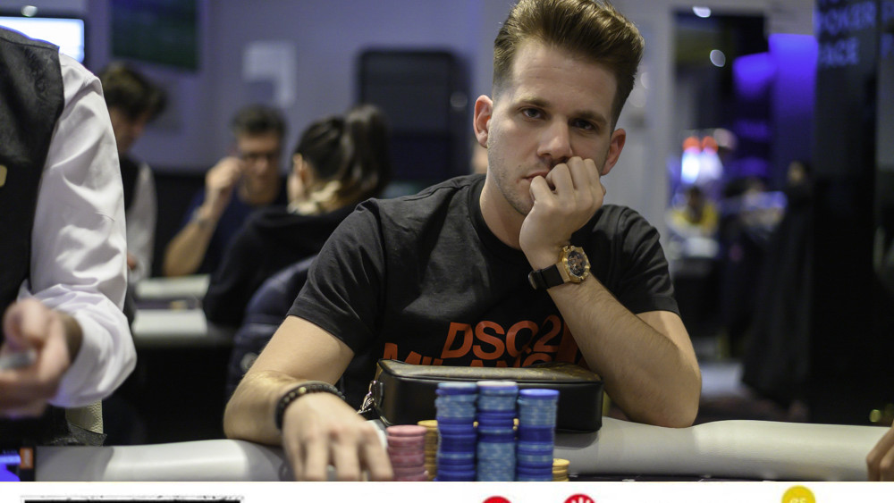 El chip leader es español. Pablo Páez tiene un millón y medio de puntos. 
