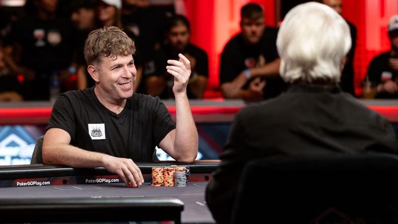 Adam Walton, muy activo en las primeras manos, asalta la segunda posición