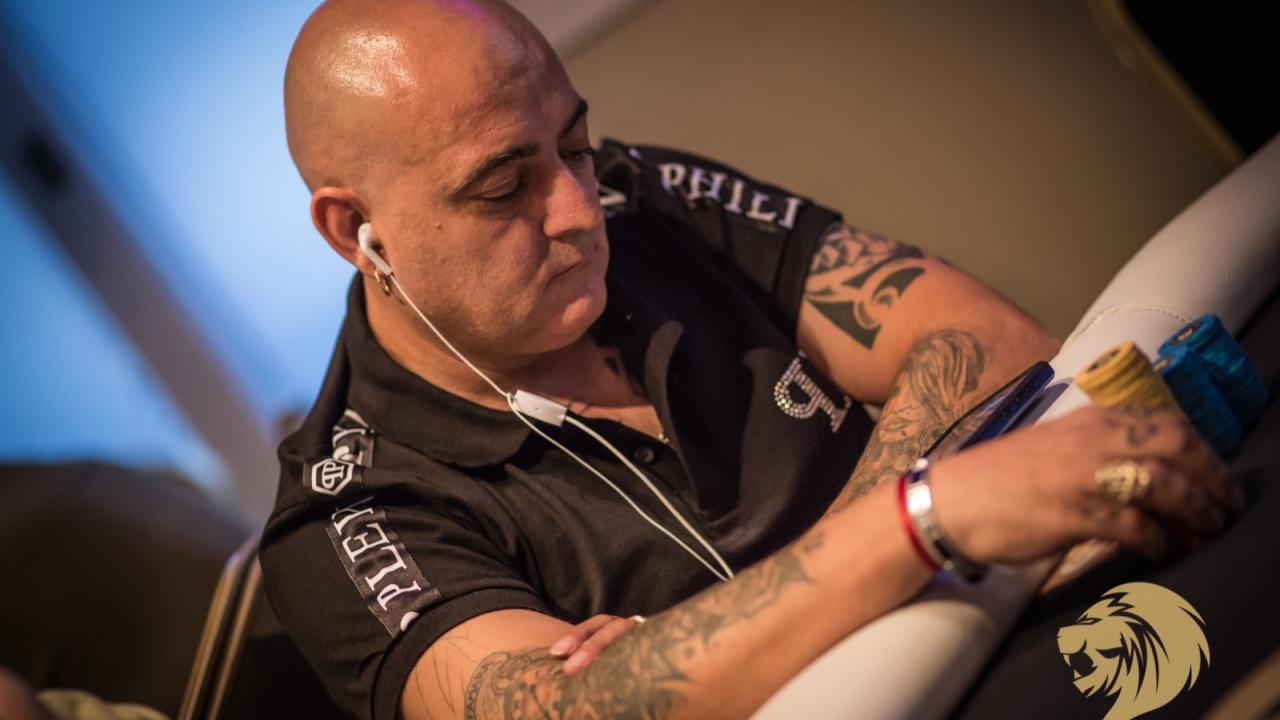 Antonio Reger robándole fichas a Claudio Coelho