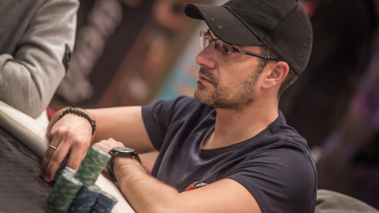 Javi Conde se agarra a la mesa en el High Roller