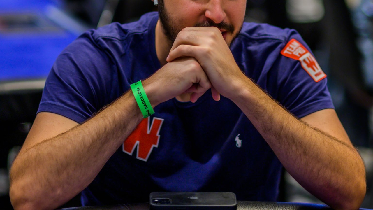 Amadi se viste de héroe justo antes de la cena