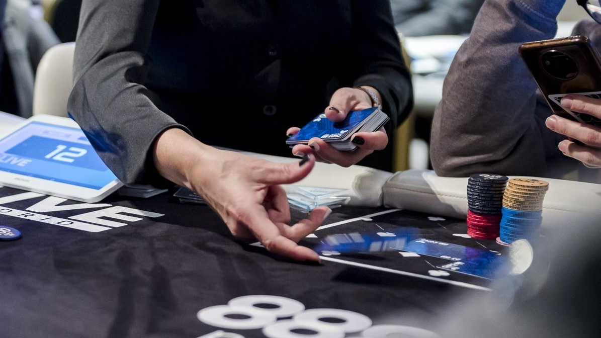 ¡Últimas manos del día en el Main Event!