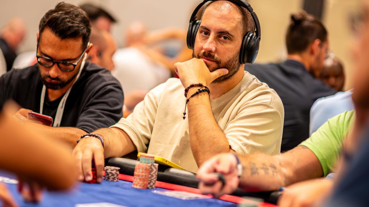Juan Maceiras ya toca cartas en el European Poker Tour