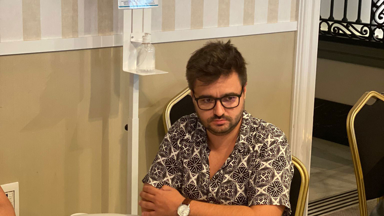 Diogo Bento se carga a su "compañero" del satélite