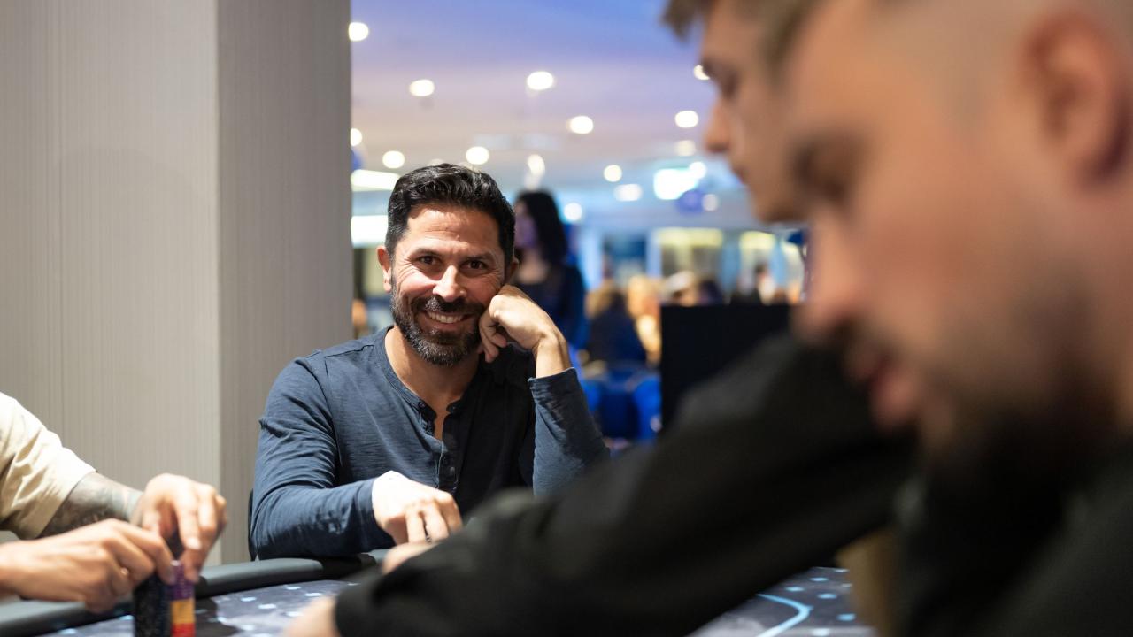 Cedric García dobla a un rival pero sigue con un buen stack