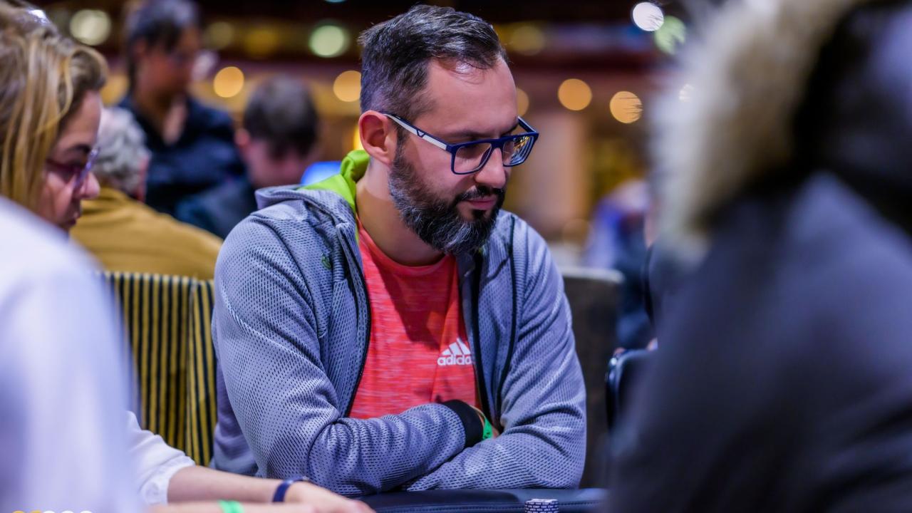 Martín Alcaide, tocando cartas en el 888poker LIVE Madrid 20º aniversario