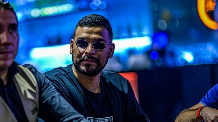 La top pair de Omar del Pino no era buena y coge el camino de las duchas 