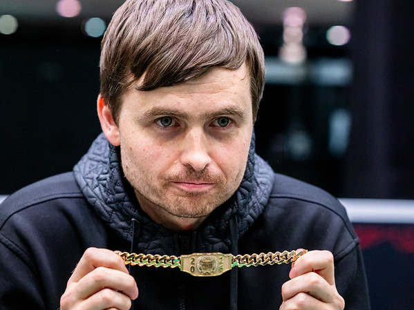 Martin Kabrhel gana su sexto brazalete WSOP mientras juega tres torneos a la vez