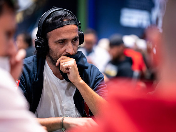 Davidi Kitai flopea full de ases y se estrella contra poker de cincos en el Main Event