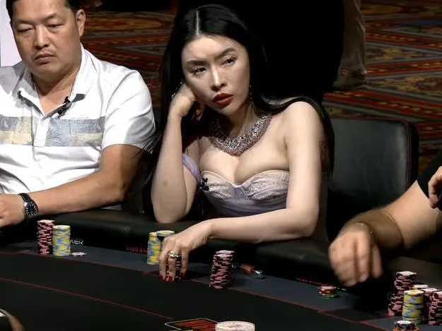 Britney, expulsada en directo de la primera partida de cash de las WSOP